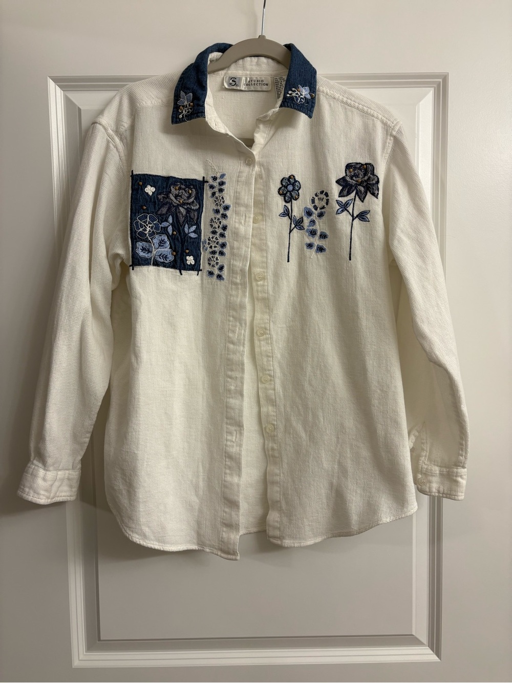 Vintage Embroidered white Button-Up Shirt with Blue Floral and Denim Accents